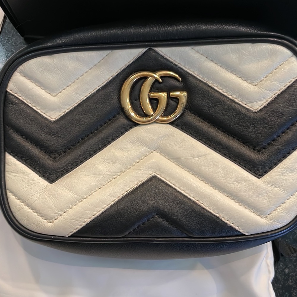 GUCCI GG Marmont Camera Crossbody Bag in Two Tone Black/White Chevron - Picture 13 of 15